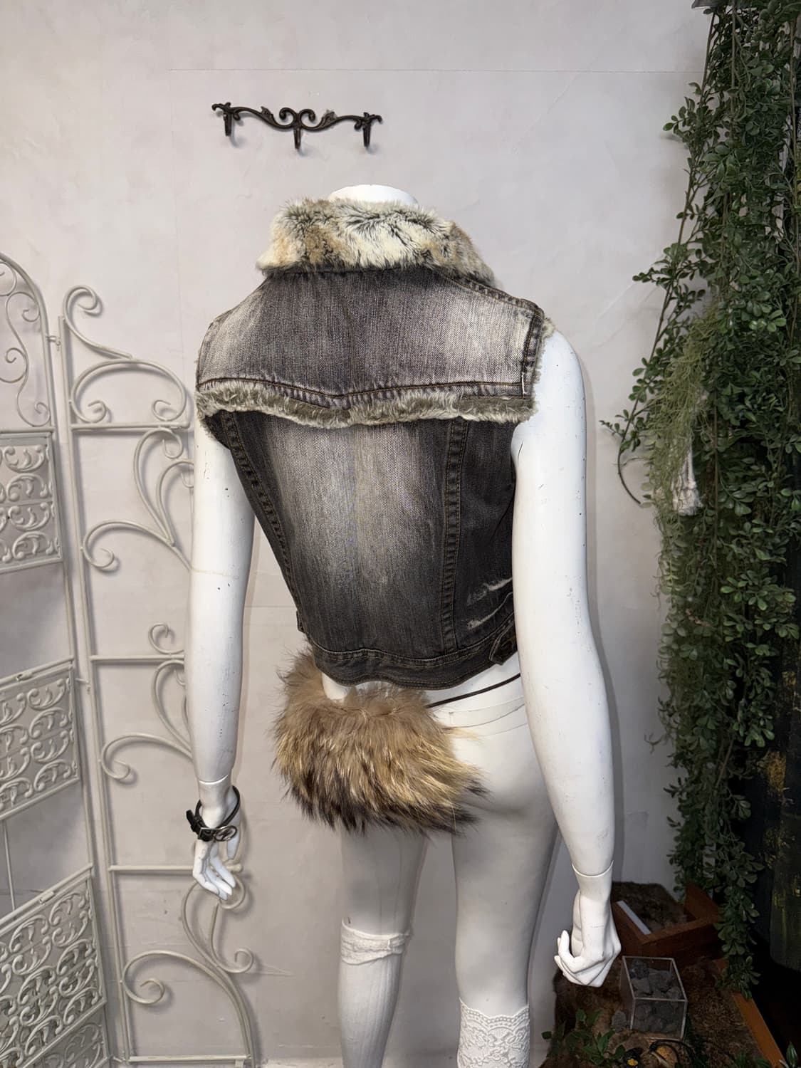 Washing gray denim button fur vest 상품이미지5