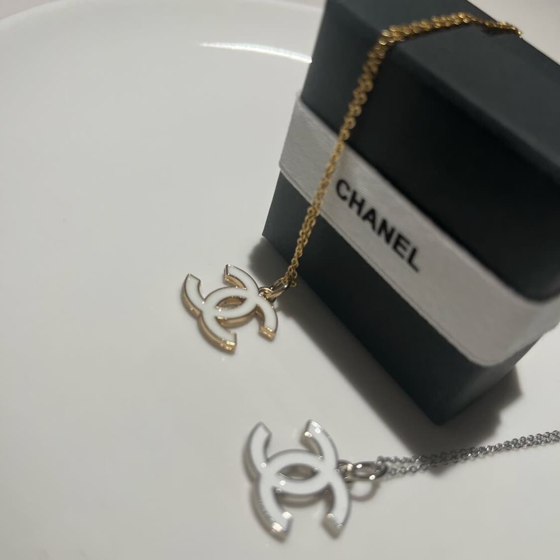 샤넬 빅 로고 에폭시 목걸이 상품이미지2