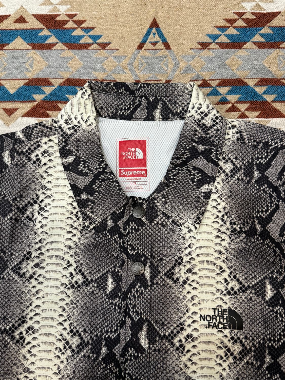 [L] 슈프림 x 노스페이스 스네이크스킨 테입드 심 코치 자켓 블랙 상품이미지2