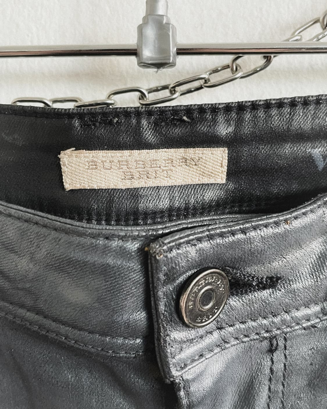 버버리 메탈릭 왁스 코팅 로우라이즈 슬림 스트레이트핏 데님 상품이미지6