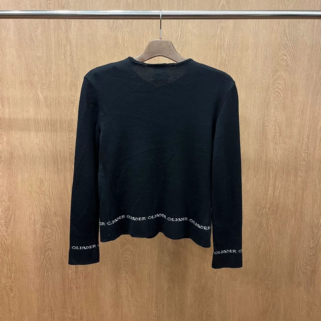 발렌티노 라운드넥 니트 가디건 밑단 소매 올리버 로고 자카드 디테일 블랙 상품이미지3