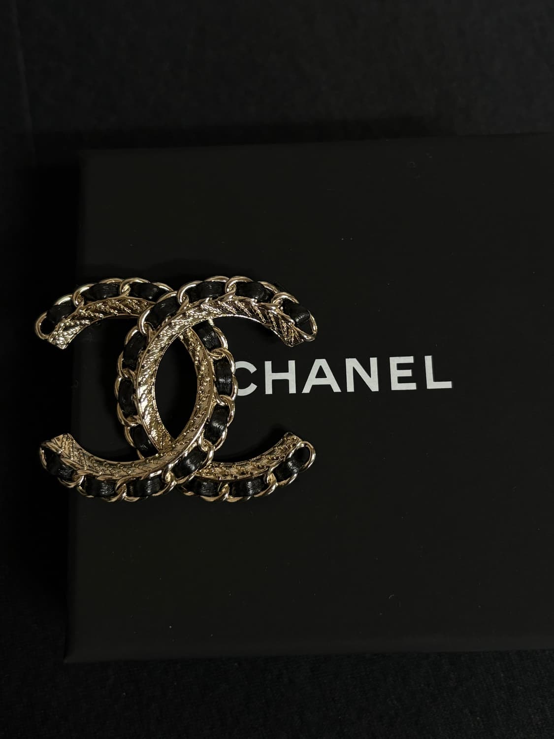 샤넬 정품 cc로고 업사이클링 메탈 레더 골드 브로치 상품이미지1