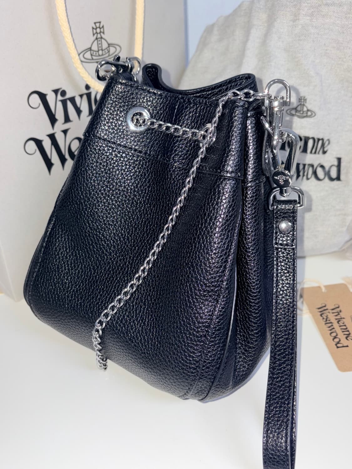 비비안 웨스트우드 조한나 버킷백 체인 크로스백 블랙 상품이미지3