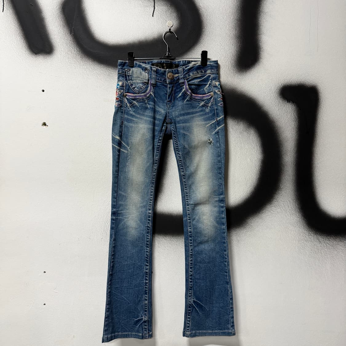 Red Pepper 펑크 자수 패치 디테일 세미 부츠컷 데님 팬츠 상품이미지2