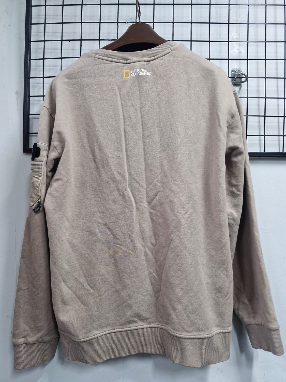 110XXL 내셔널지오그래픽 베이지 맨투맨. 상품이미지6