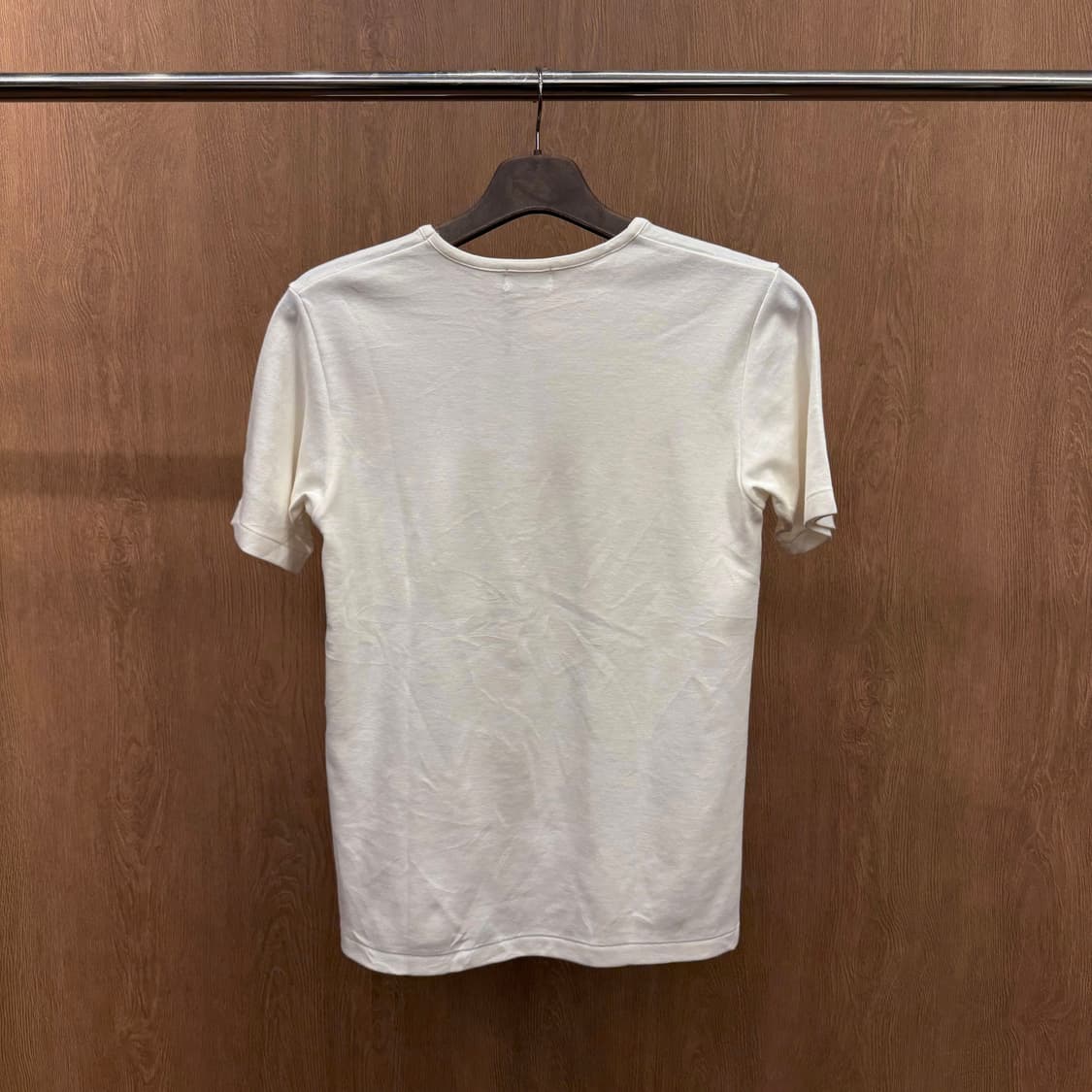 이세이미야케 반팔 티셔츠 라운드넥 I.S 로고 라벨 디테일 화이트 상품이미지3