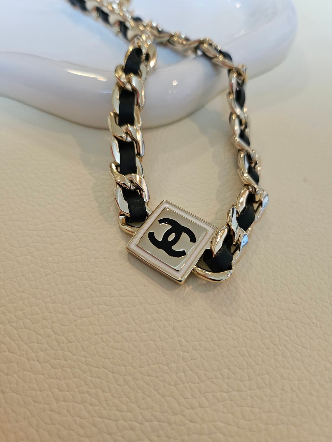 샤넬 CC로고 가죽 초커 목걸이 상품이미지2