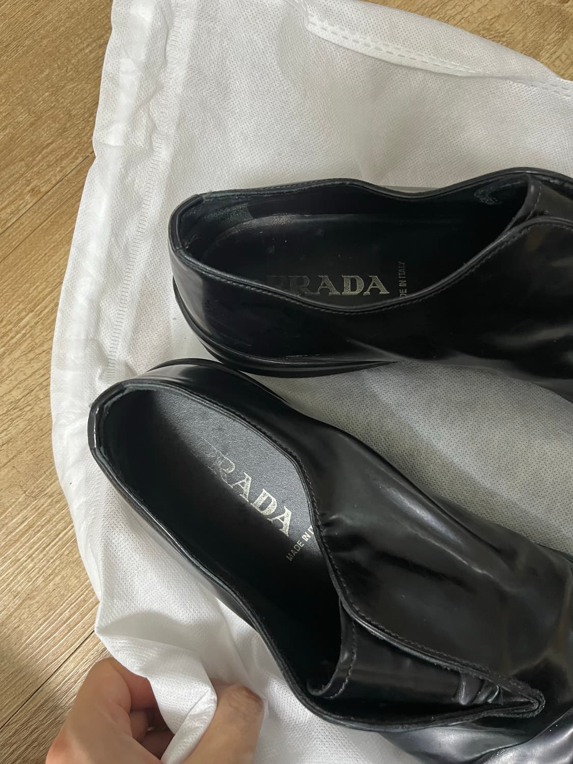 프라다 스퀘어토 레더 슈즈 상품이미지4