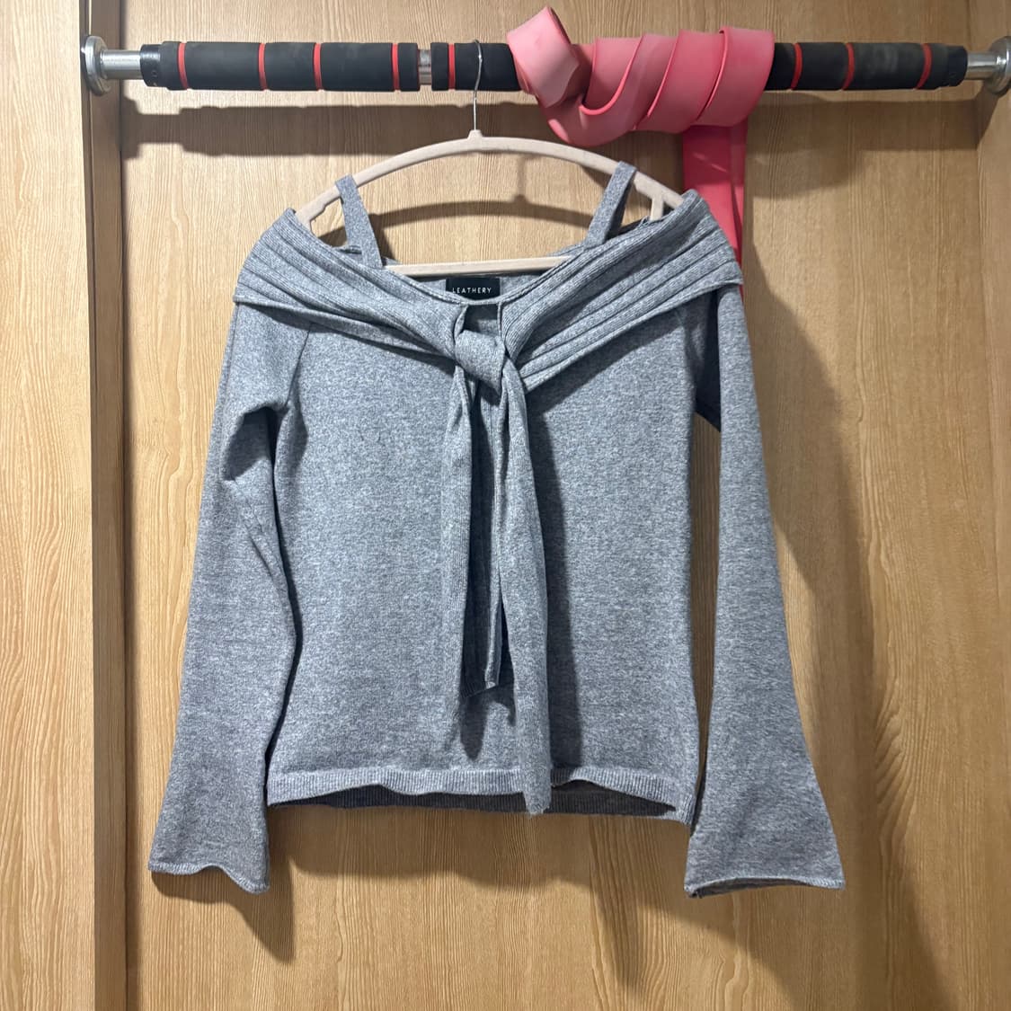 베몬 아현 착용) 레더리 소프트 머플 오프숄더 니트 상품이미지2