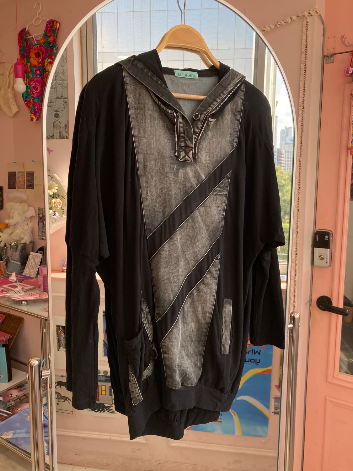 에스닉 블랙 컷팅 후드 티셔츠 상품이미지1