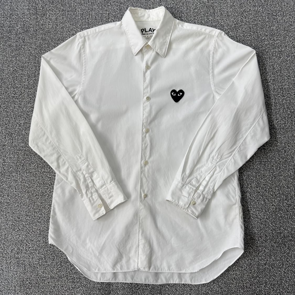꼼데가르송 블랙하트 와펜 화이트 셔츠 상품이미지1