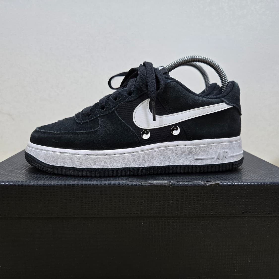 235 나이키 에어포스1 로우 검흰 스웨이드 상품이미지3