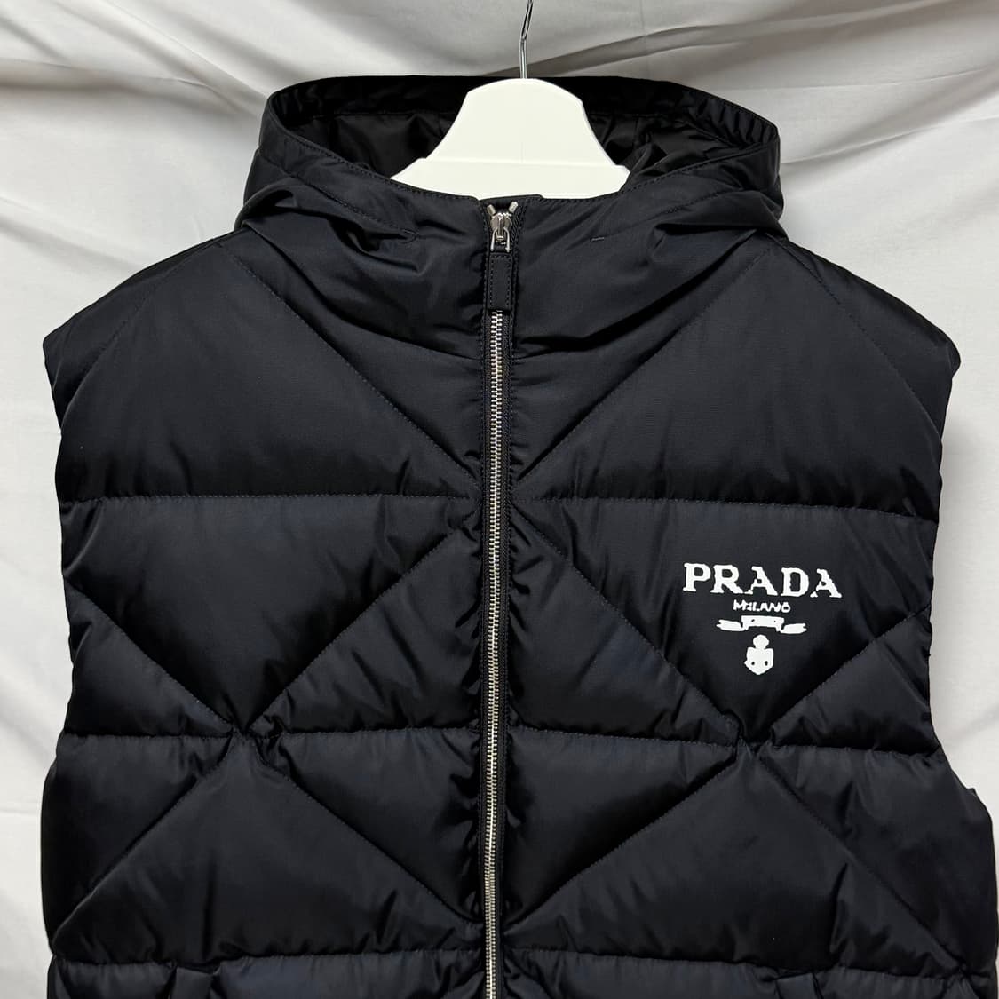 [S급/XL] 프라다 리나일론 다운 후드 패딩 조끼 블랙 상품이미지2