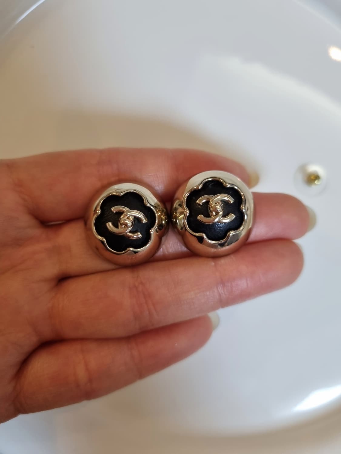 샤넬 업사이클링 까멜리아 턴락  귀걸이 상품이미지5