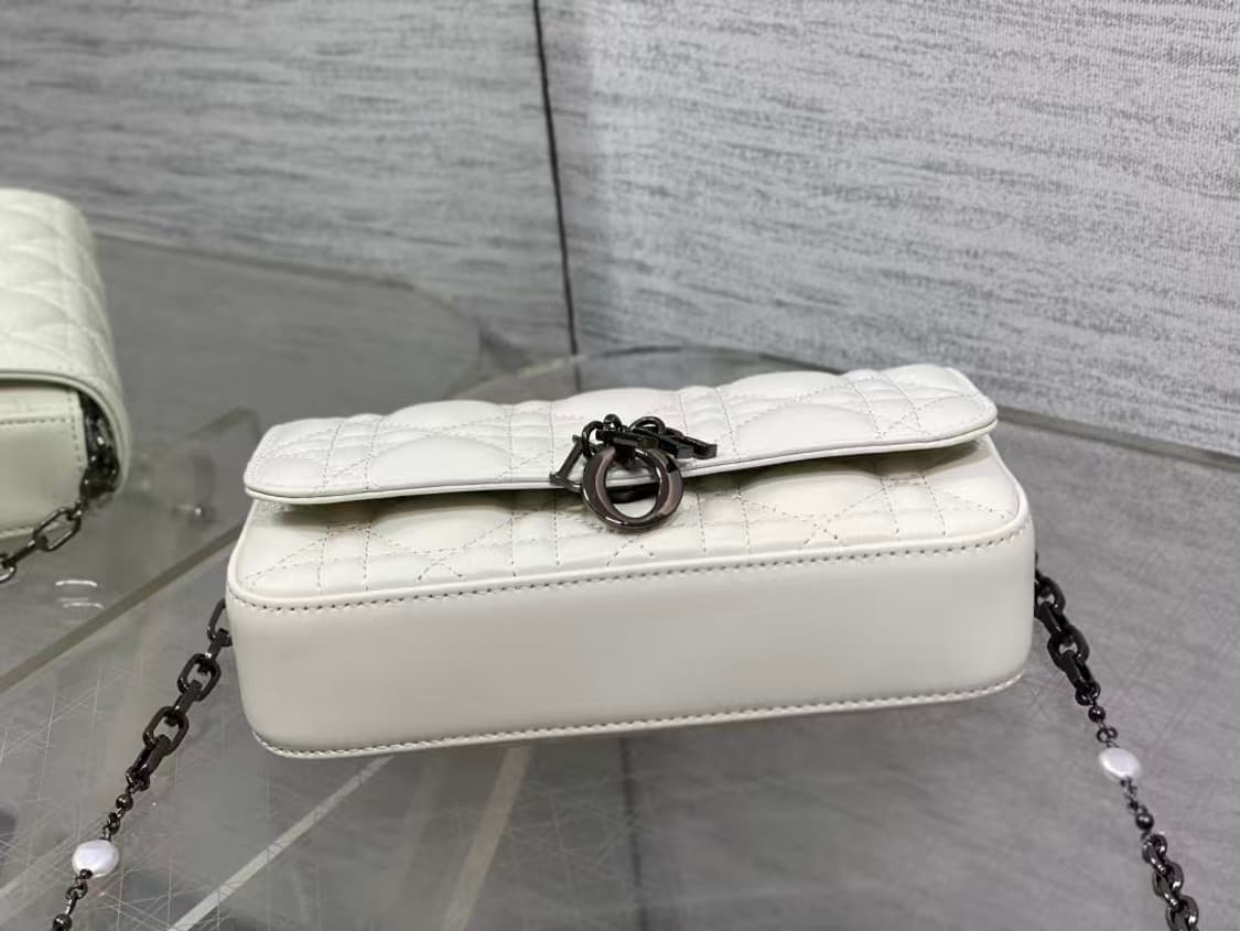 디올 크로스 백시그니처 넝쿨 체크로 클래식한 레터링 참장식
 상품이미지7