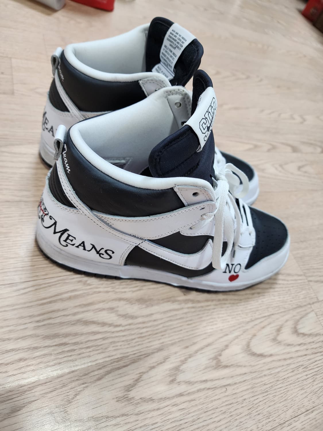 나이키 x 슈프림 SB 덩크 하이 OG QS 바이 애니 민즈 블랙 화이트 상품이미지2