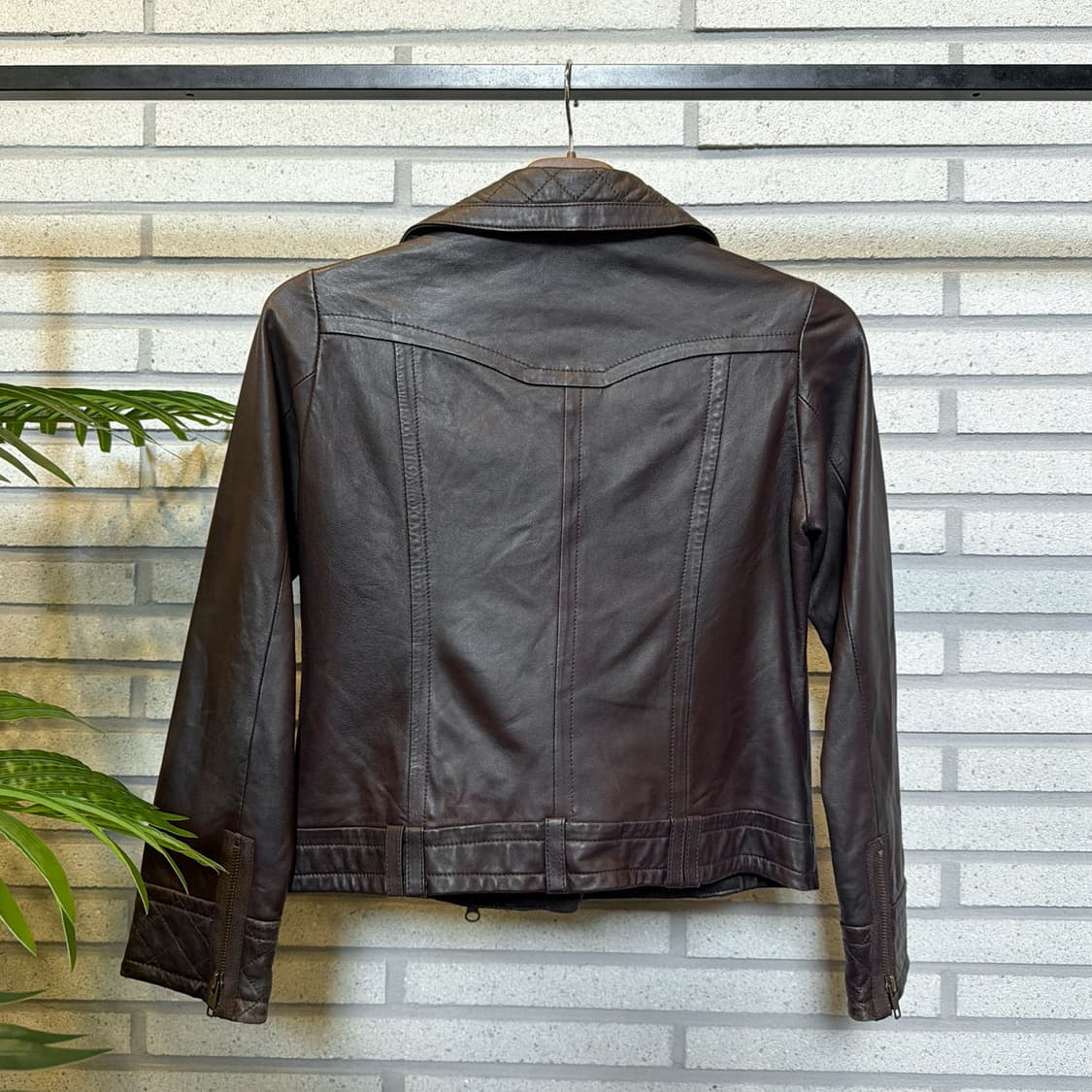 레이빔즈 쉽스킨 크롭 라이더자켓 카라 퀼팅패턴 디테일 버건디 상품이미지3