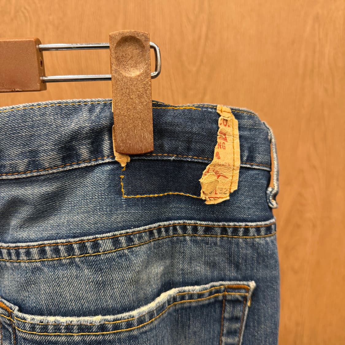 리바이스 워싱 데님 팬츠 버튼 클로징 레드 로고 탭 포켓 디테일 중청 상품이미지6