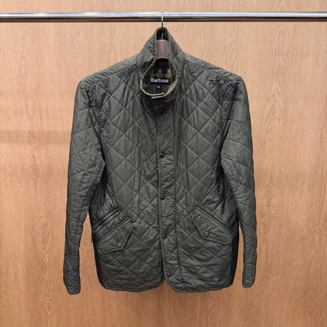 바버 퀄팅 패딩 자켓 하이넥 더블 클로징 포켓 로고 자수 디테일 카키 상품이미지2