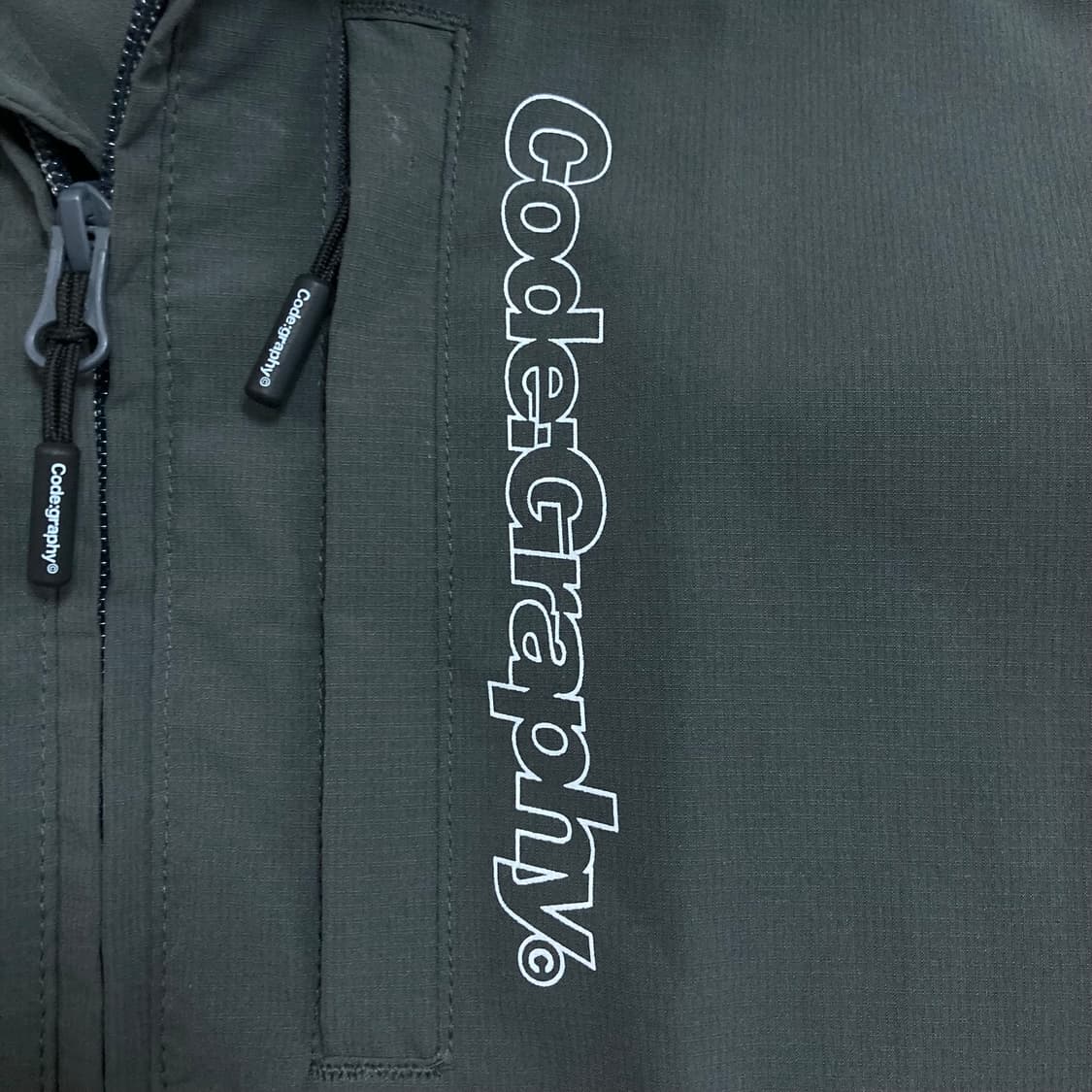 코드그라피 스펠아웃 차콜 바람막이 상품이미지2