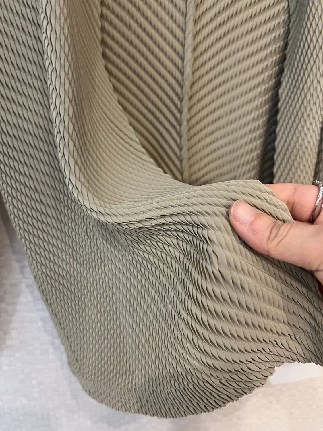 이세이미야케 롬버스 가디건 애쉬 베이지 상품이미지4