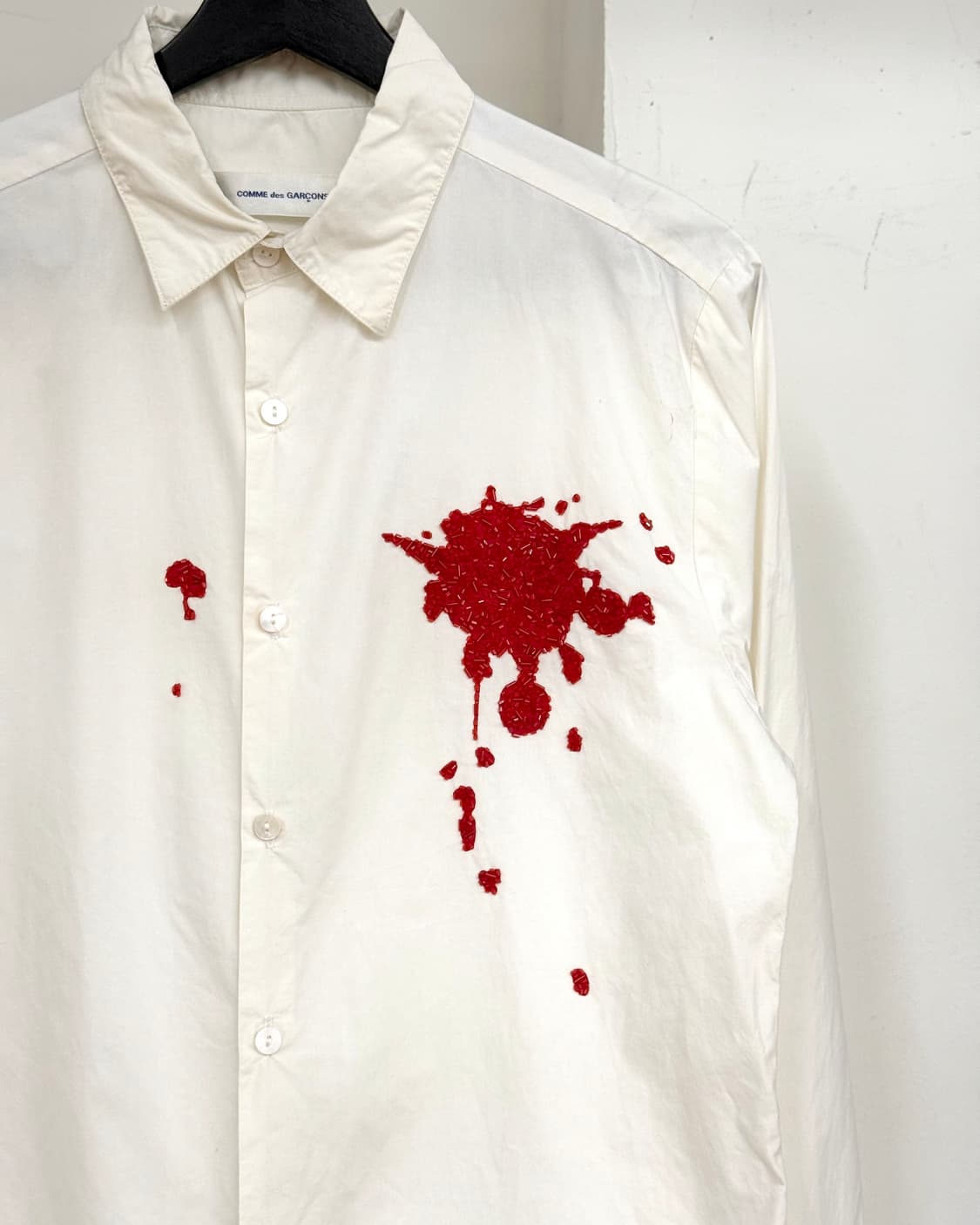 꼼데가르송 화이트 레드 비즈 페인팅 셔츠 상품이미지4
