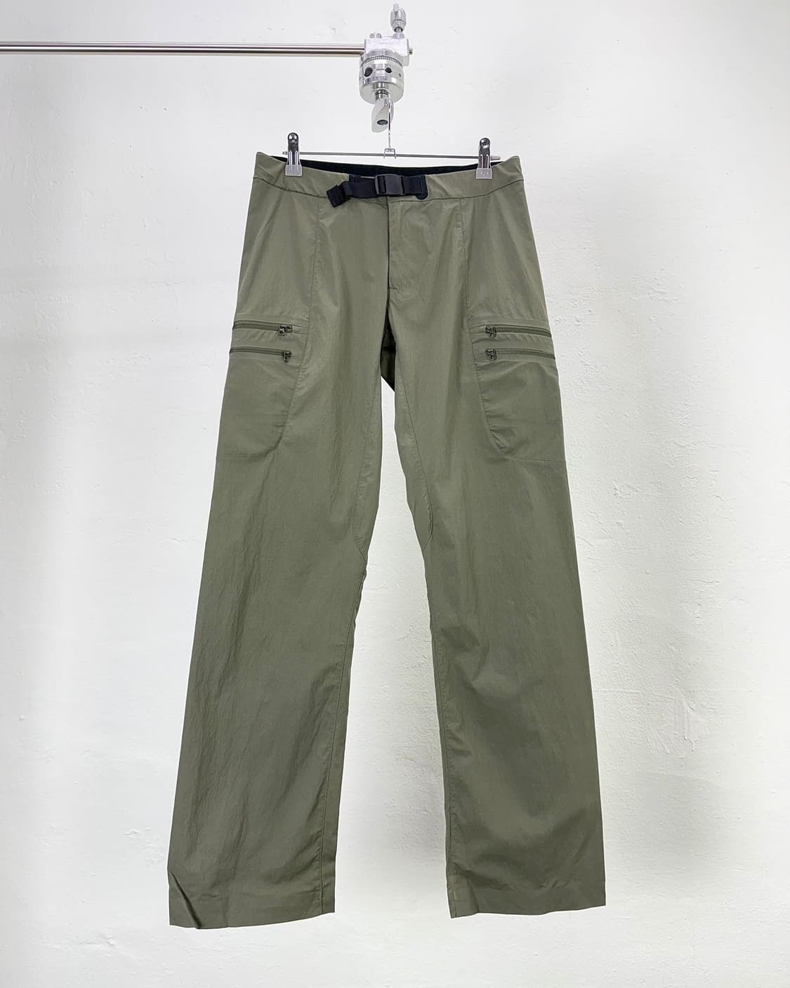 아크테릭스 펠리세이드 카키 멀티 지퍼 나일론 팬츠 상품이미지1