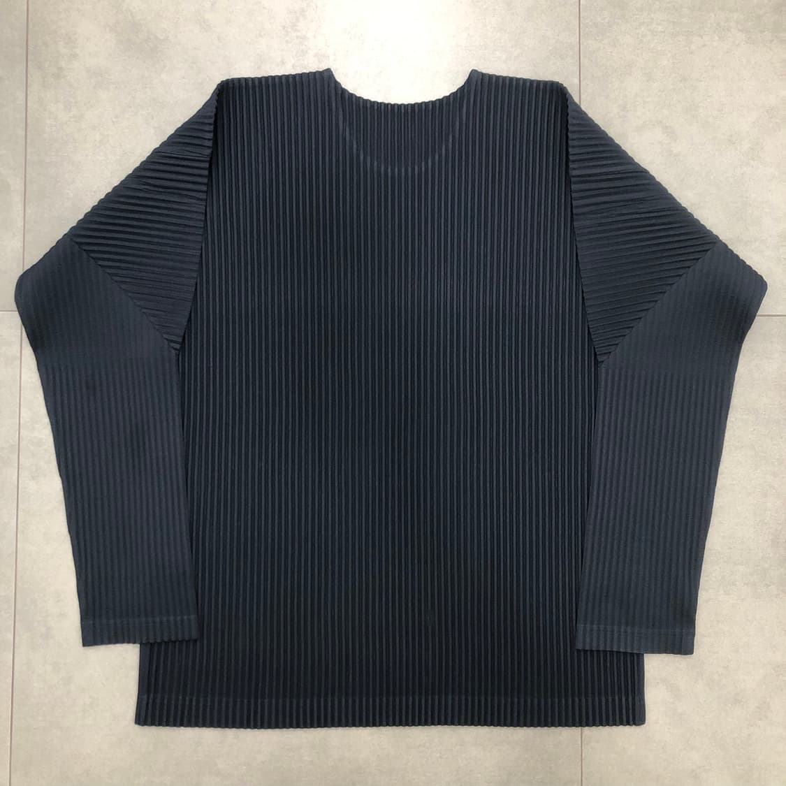 옴므플리세 이세이미야케 플리츠 긴팔티셔츠 네이비 4 상품이미지4
