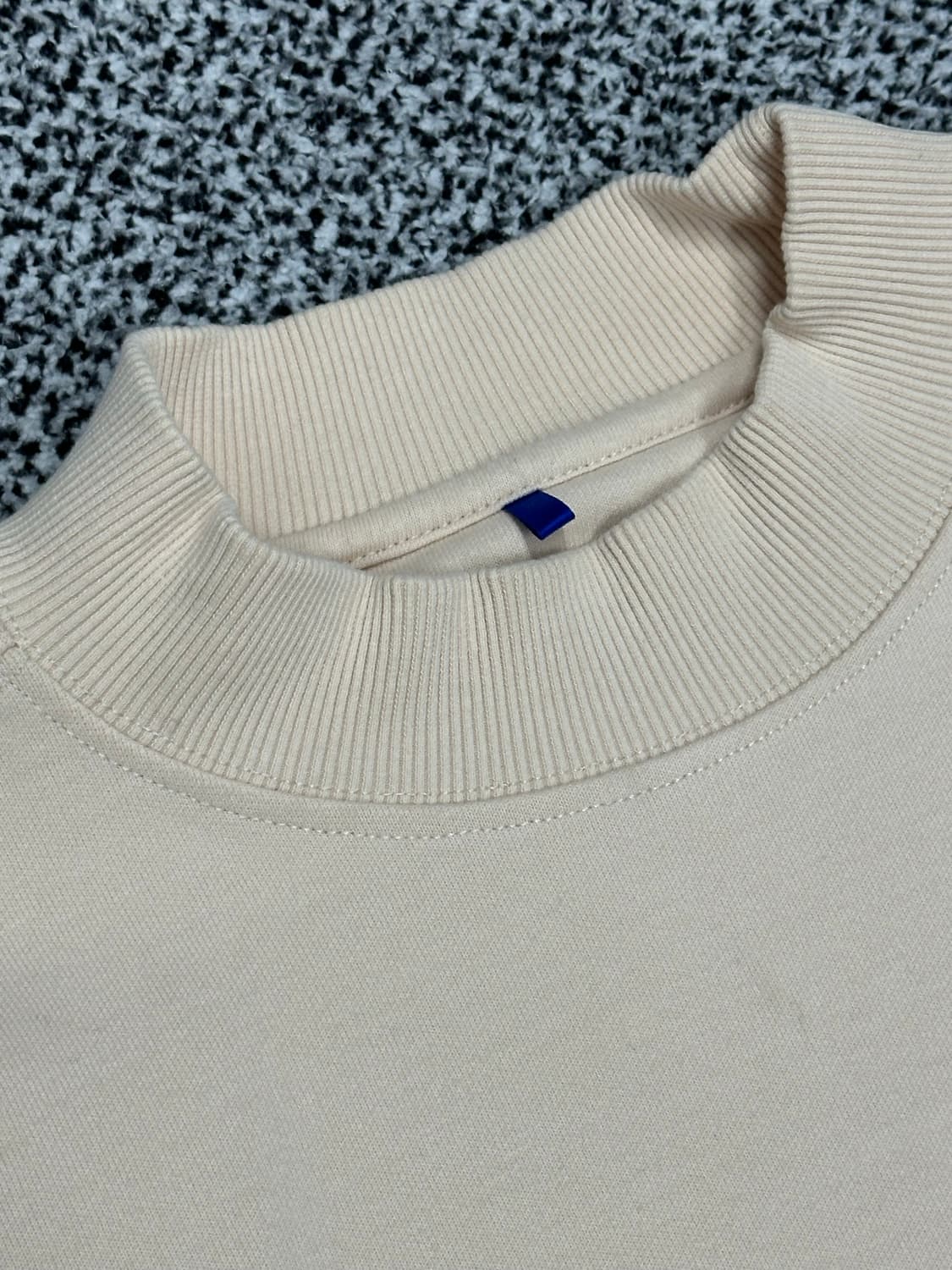 아더에러 레터링 아이보리색 맨투맨 상품이미지3