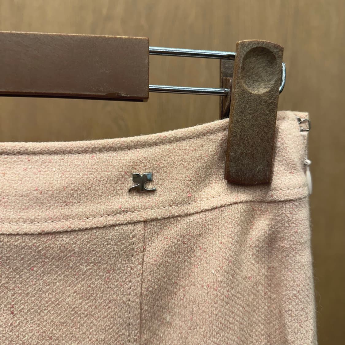 꾸레쥬 미디 스커트 밑단 레이어드 로고 장식 디테일 A라인 핑크 상품이미지7