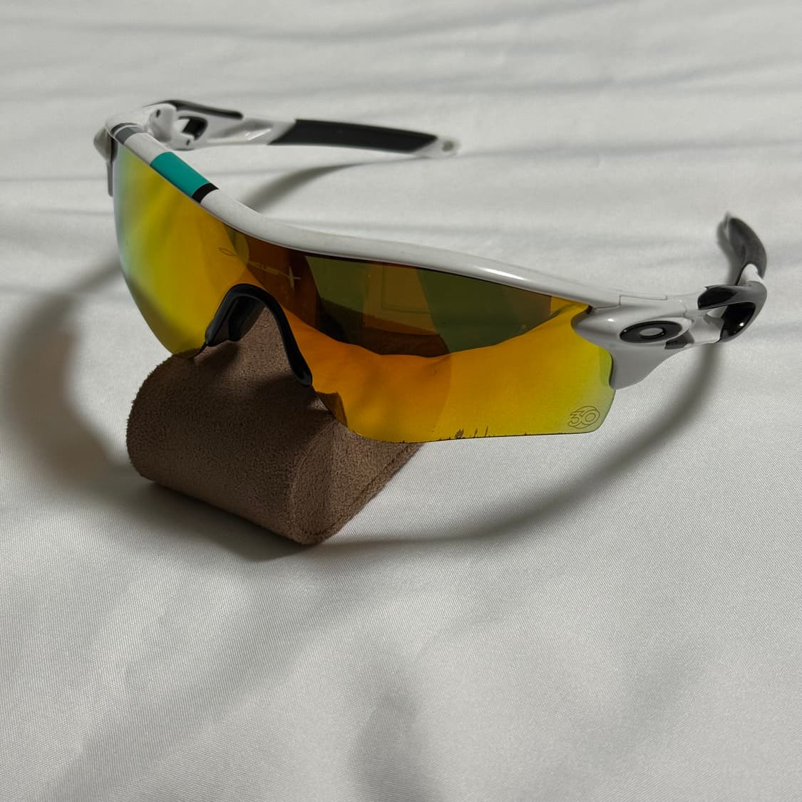 오클리 레이다락 30주년 선글라스 흰/검 버전 판매합니다 상품이미지1