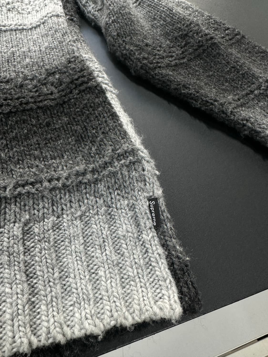 슈프림 22AW 그라디언트 스트라이프 스웨터 상품이미지7