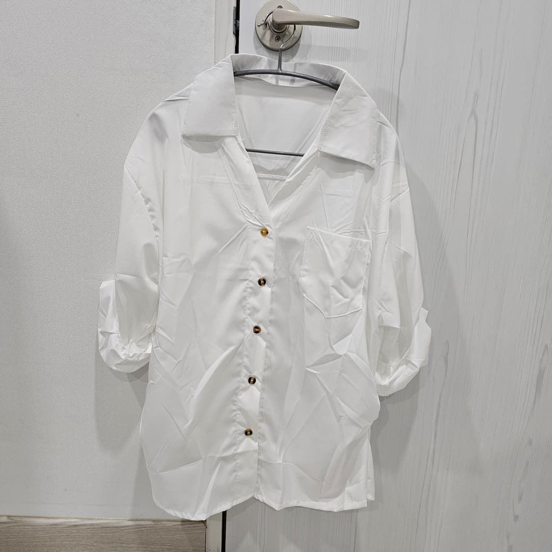 화이트 오버핏 셔링 셔츠 상품이미지1