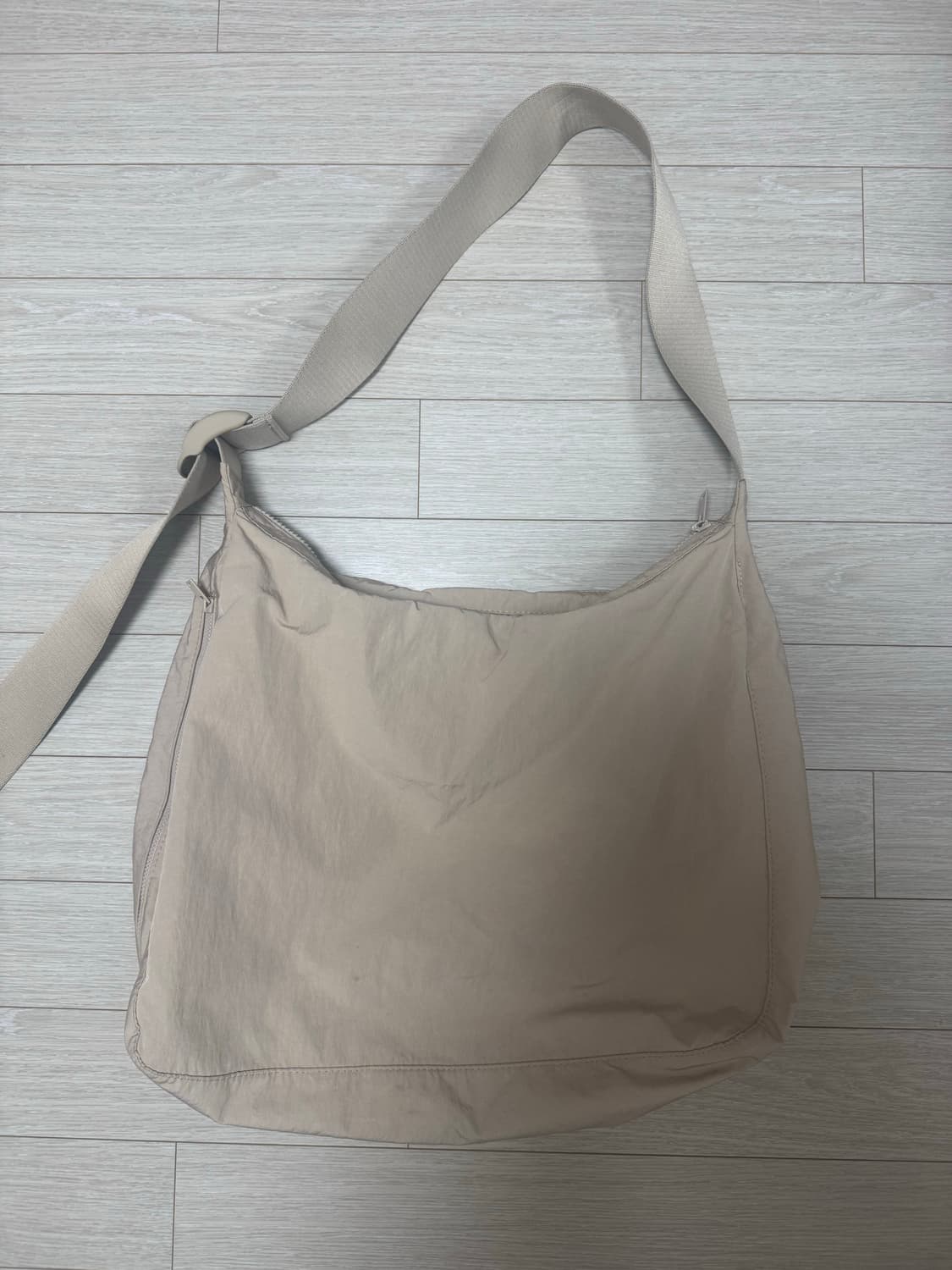 코스 슬라우치 나일론 메신저백 상품이미지2