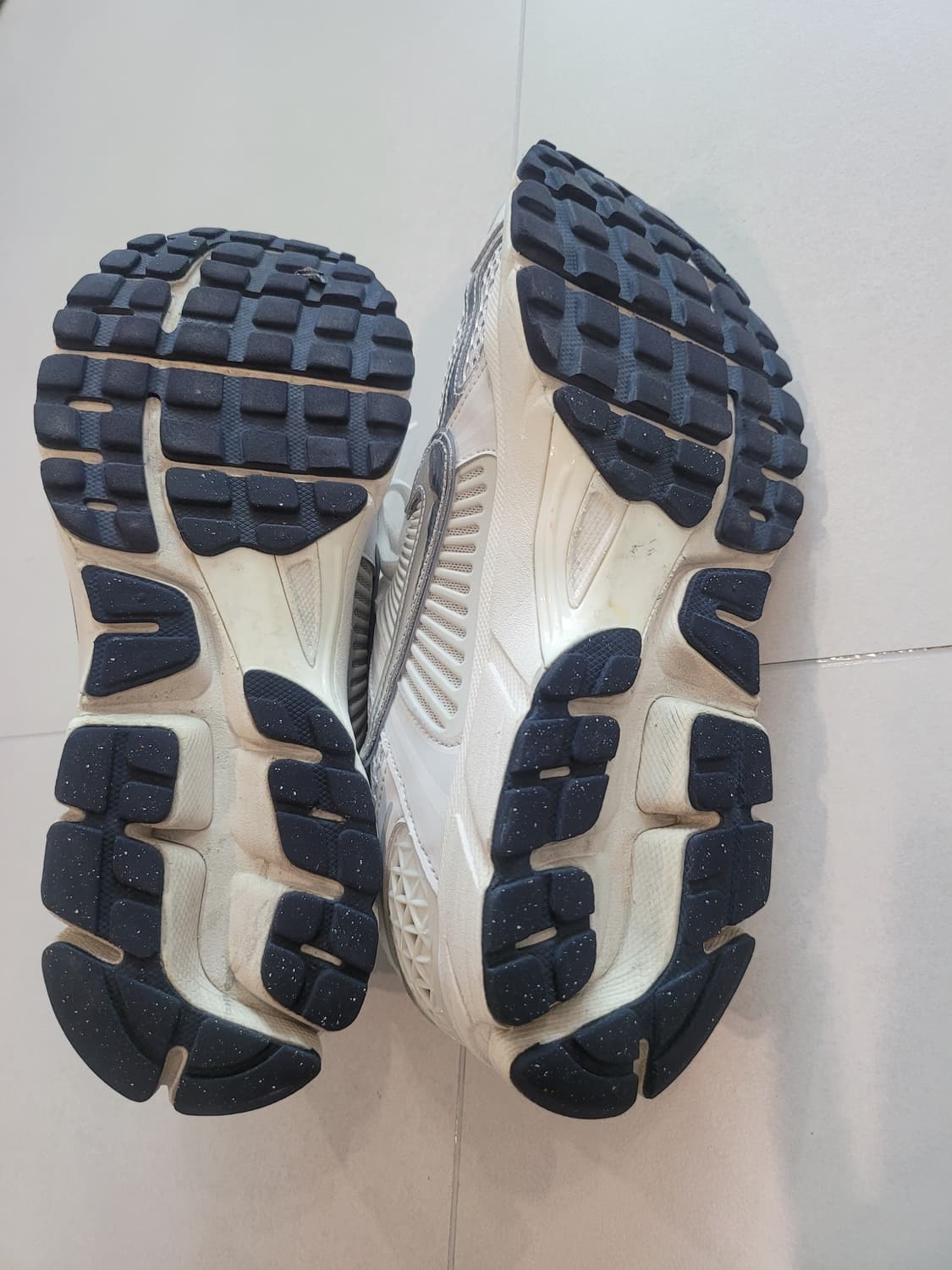 👟 [280] "발이 먼저 아는 편안함" 나이키 줌 보메로 5 실버 상품이미지9