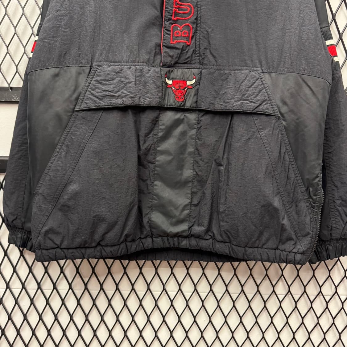 NBA X 스타터 시카고불스 아노락 패딩 점퍼 후면 빅로고 디테일 블랙 상품이미지4
