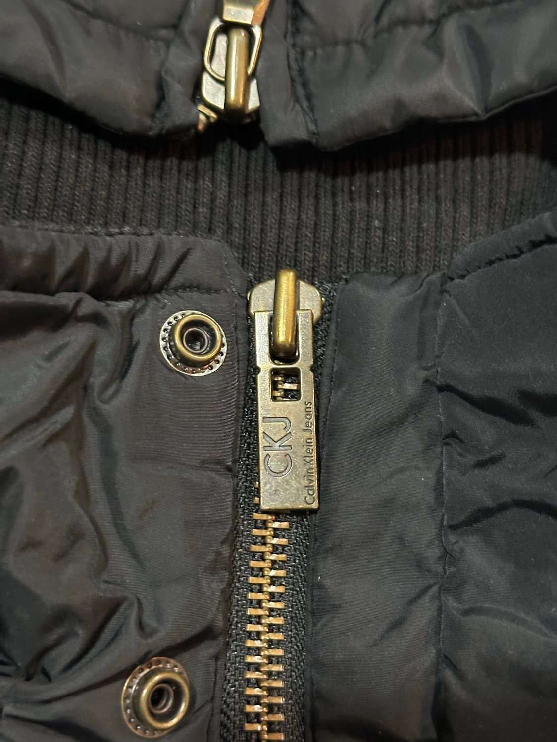 캘빈 클라인 음각 로고 블랙 후드 덕다운 패딩 상품이미지3
