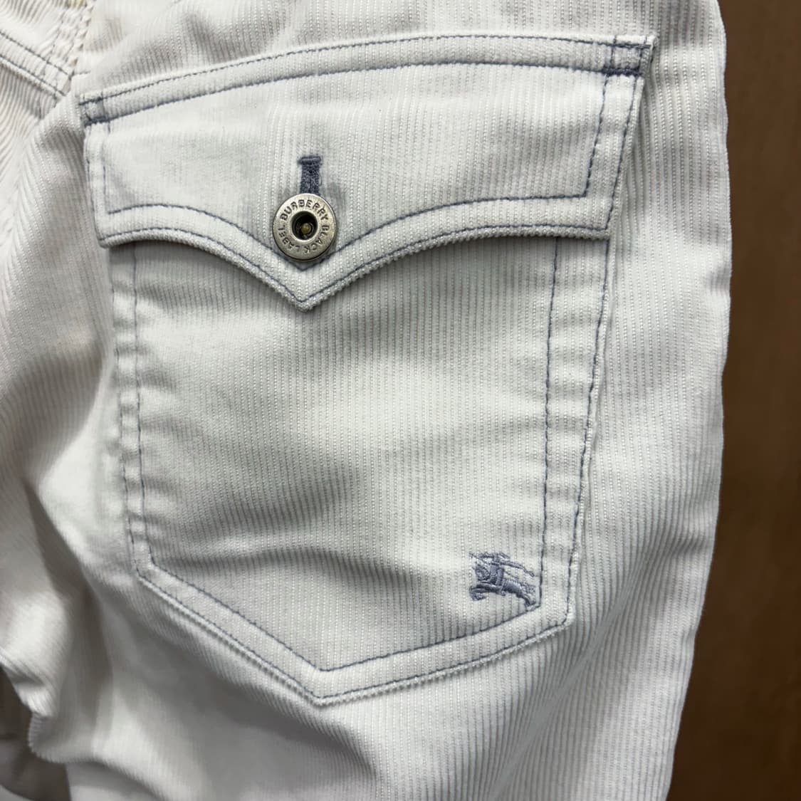 버버리 블랙 라벨 스트레이트 팬츠 골덴 스티치 가죽 패치 디테일 화이트 상품이미지6
