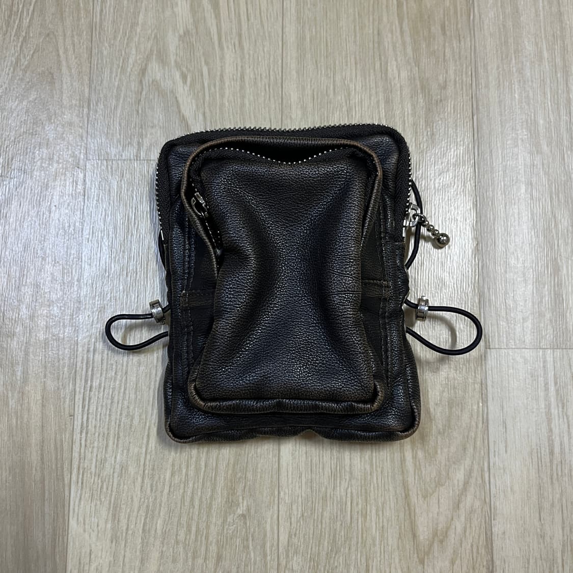 기준 레더 미니백 다크브라운 상품이미지1