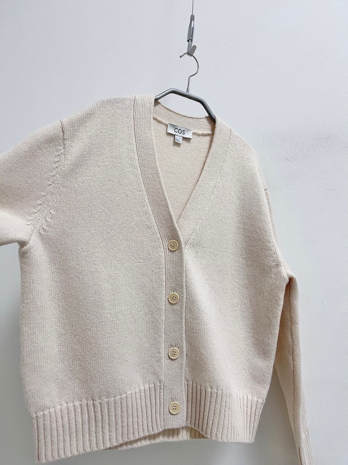 코스 아이보리 울 100 가디건 상품이미지4