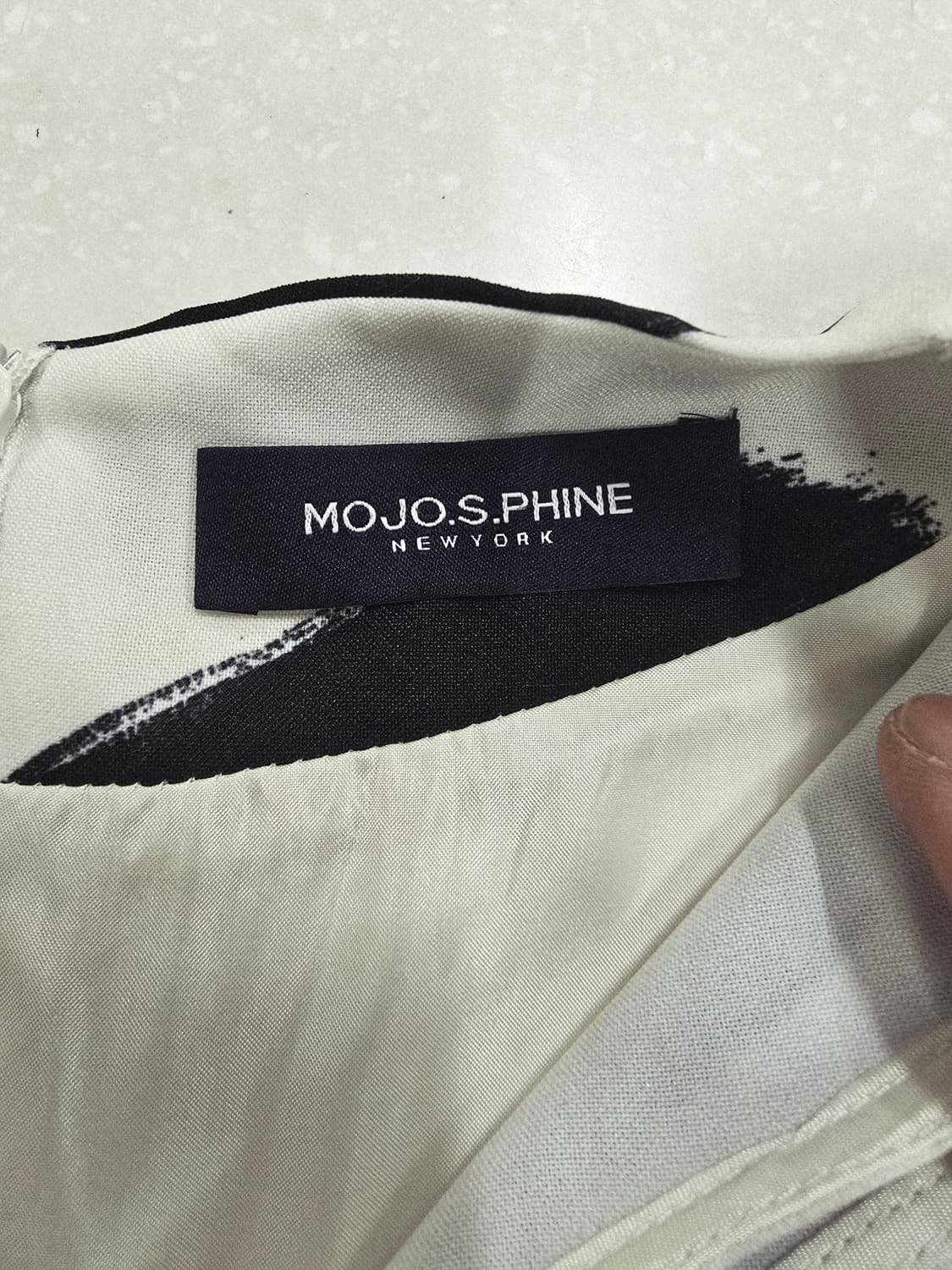 모조에스핀 화이트 블랙 브러쉬 패턴 원피스 상품이미지6