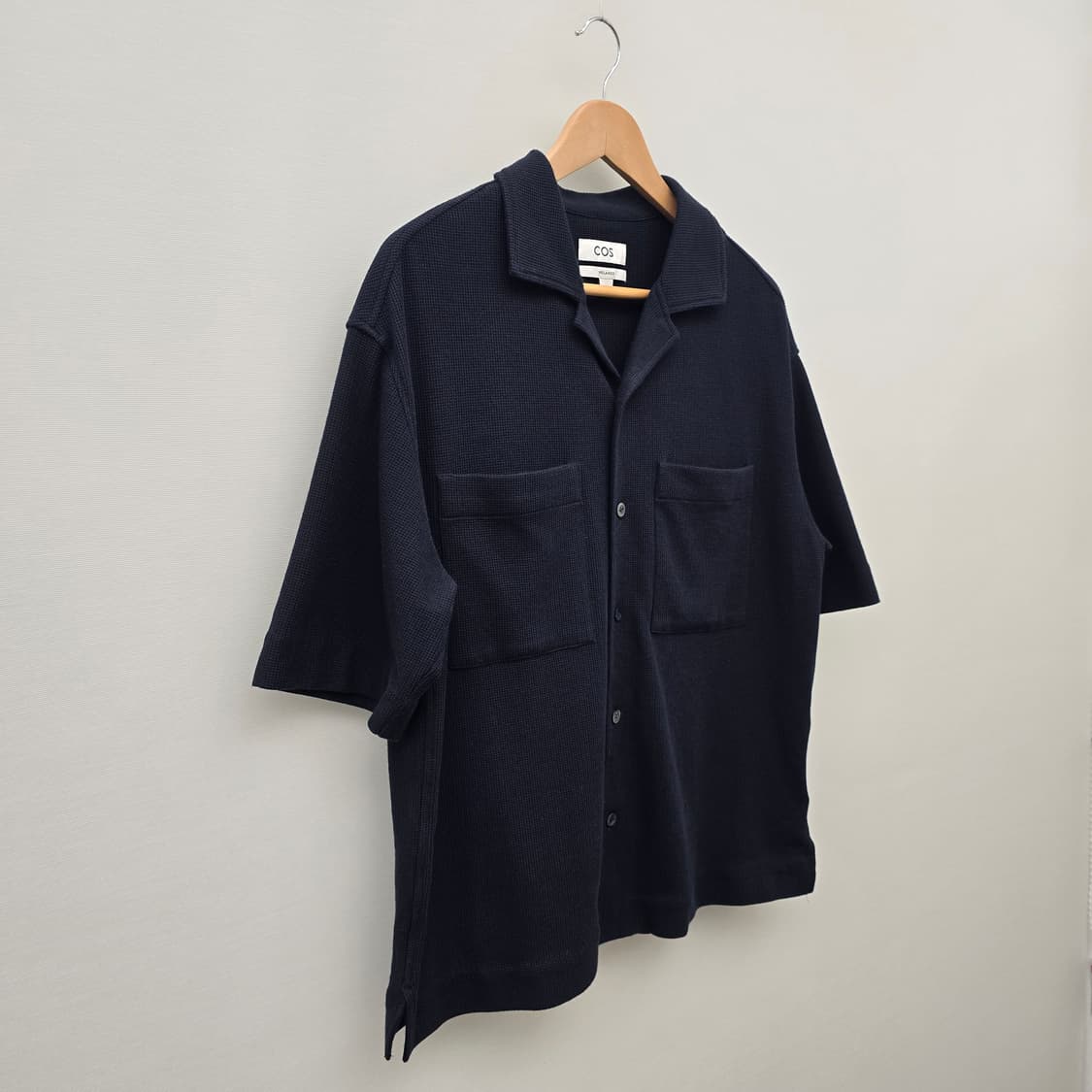 COS 코스 릴렉스드 핏 와플 니트 오픈 칼라 셔츠 - 네이비 상품이미지2