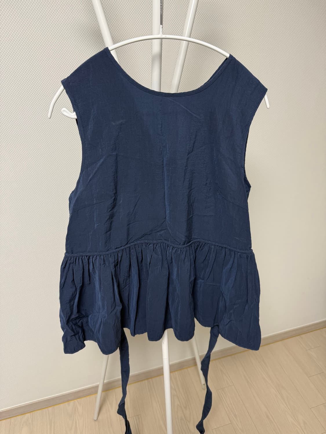 코스모스 블라우스 AIRY STRAP SLEEVELESS (NAVY) 상품이미지5