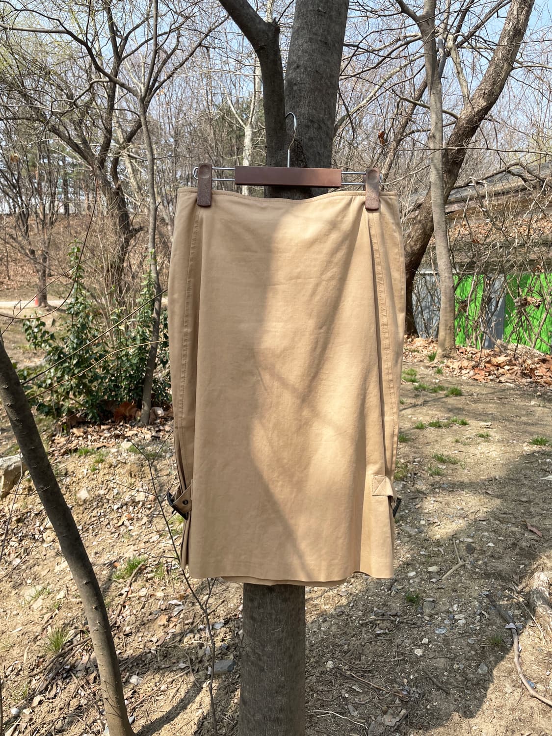 발렌티노 코튼 미디 스커트 사이드 턱 스트랩 버클 디테일 H라인 베이지 상품이미지2