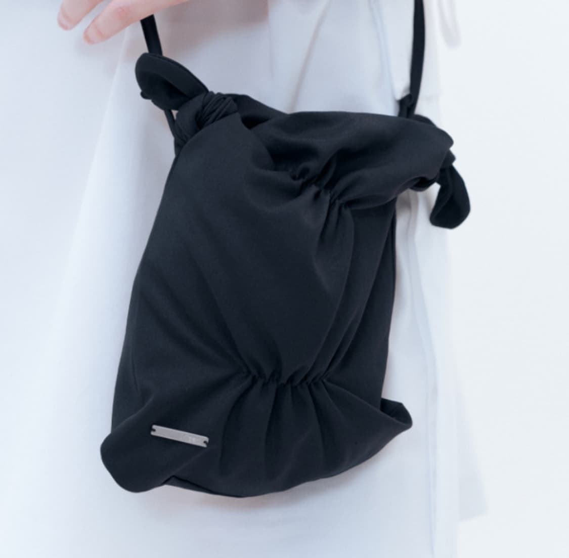 미세키서울 셔링 미니 크로스백 블랙 상품이미지1