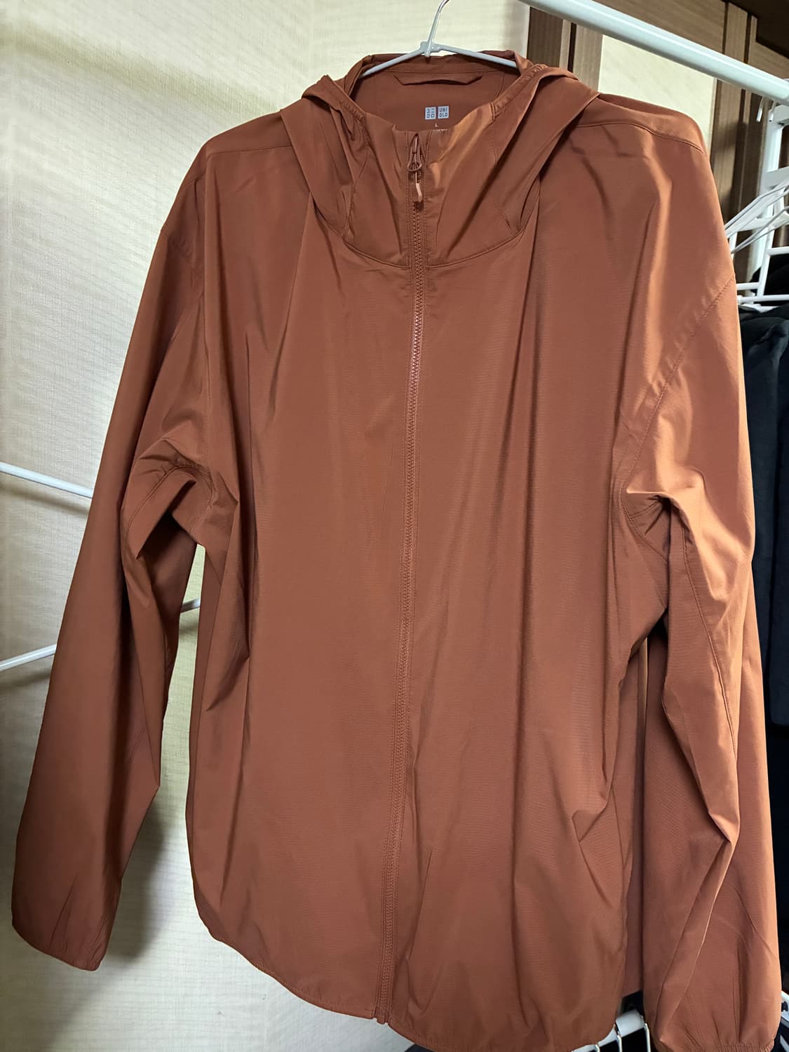 유니클로 uv 바람막이 황토색 상품이미지1