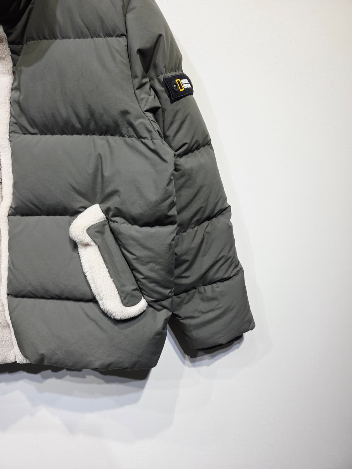 내셔널지오그래픽 뽀글이 덕다운 숏패딩 카키 상품이미지5