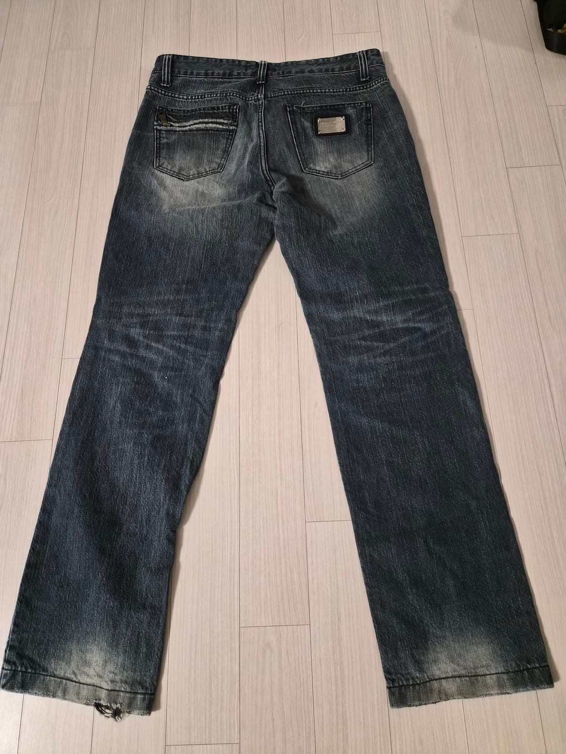 돌체앤가바나 플레이트 디테일 다크워싱 데님 팬츠 상품이미지4