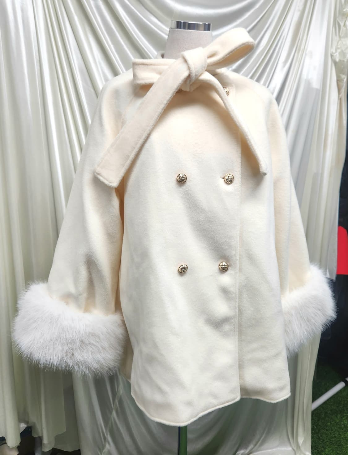 “아이보리 퍼 소매 코트 / 고급스러운 골드버튼 A라인” 상품이미지1