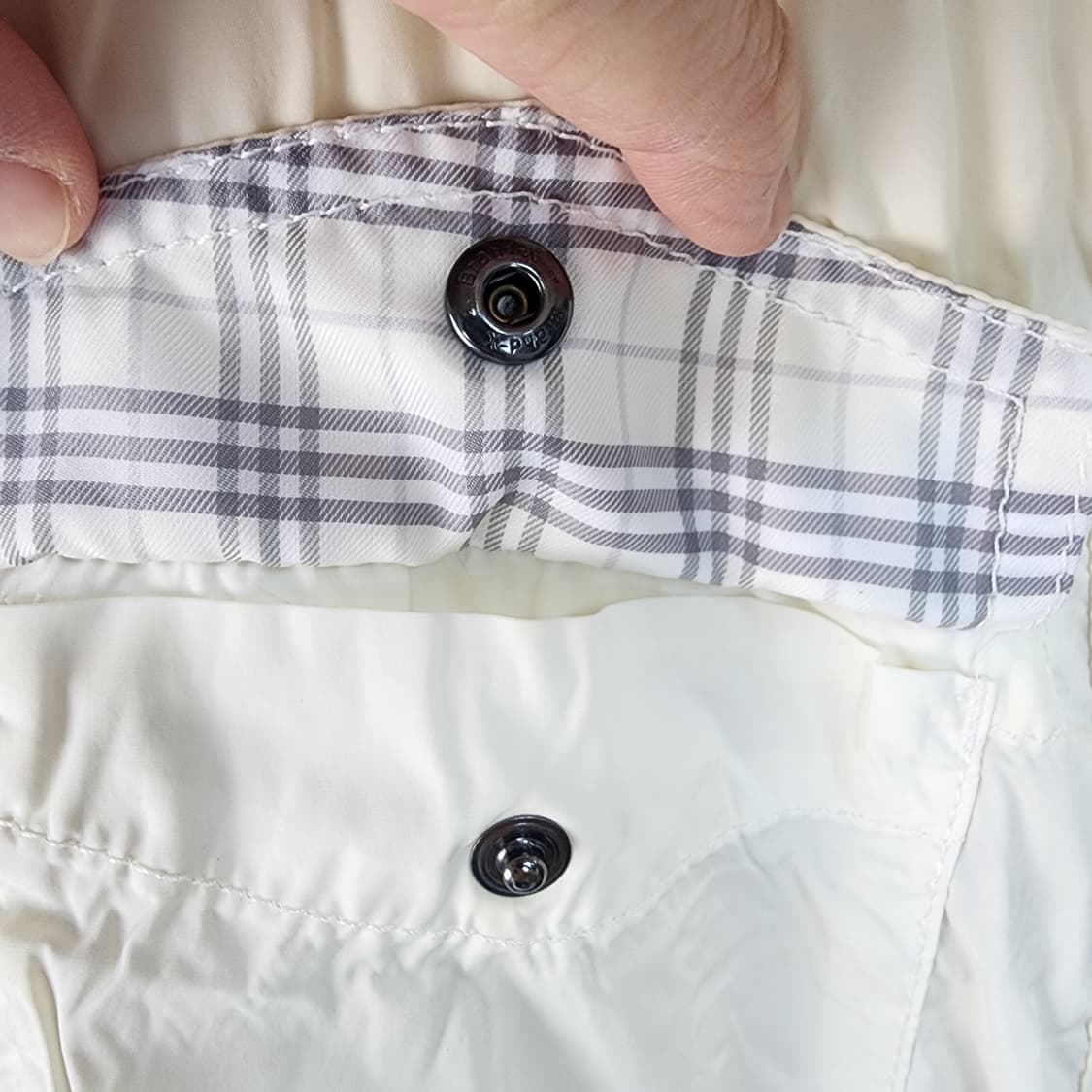 버버리 아이보리색 바람막이 자켓 상품이미지4